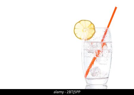 verre d'eau avec beaucoup de glace et une paille orange isolée sur fond blanc Banque D'Images