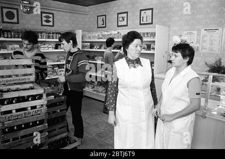 30 novembre 1988, Saxe, Packisch: Un nouveau point de vente alimentaire rural a été ouvert à Packisch/Arzberg près de Torgau. Ici vous pouvez acheter les marchandises d'usage quotidien. Date exacte d'admission inconnue. Photo: Volkmar Heinz/dpa-Zentralbild/ZB Banque D'Images