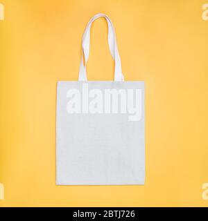 Maquette de sac fourre-tout en coton éco sur fond jaune. Banque D'Images