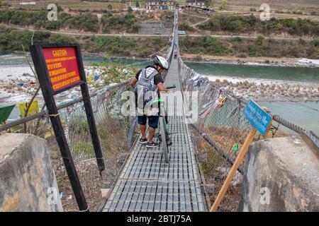 Bhoutan, Punakha. Pont suspendu de Punakha, drapé de drapeaux de prière, enjambant le Tsang Chhu aka po Chhu. Pont suspendu le plus long du Bhoutan. Banque D'Images