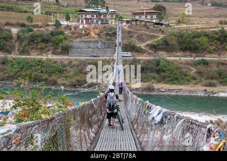 Bhoutan, Punakha. Pont suspendu de Punakha, drapé de drapeaux de prière, enjambant le Tsang Chhu aka po Chhu. Pont suspendu le plus long du Bhoutan. Banque D'Images