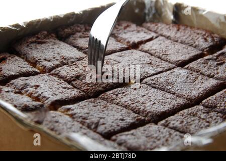 Photo de la collation philippine appelée Bibingka Malagkit ou gâteau de riz à base de riz gluant cuit dans le lait de coco et recouvert de noix de coco caramélisée Banque D'Images