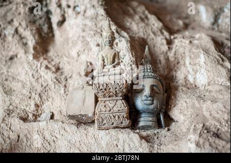 Statues de Bouddha dans les grottes de Pak ou, dans le nord du Laos, en Asie du Sud-est Banque D'Images