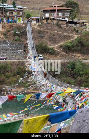 Bhoutan, Punakha. Pont suspendu de Punakha, drapé de drapeaux de prière, enjambant le Tsang Chhu aka po Chhu. Pont suspendu le plus long du Bhoutan. Banque D'Images