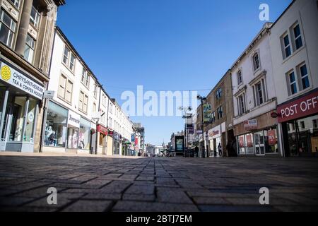 New Street à Huddersfield depuis le sol avec tous les magasins fermés et la ville déserte pendant la pandémie de coronavirus et l'isolement social Banque D'Images