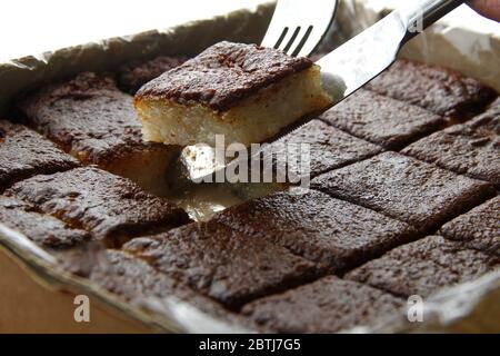 Photo de la collation philippine appelée Bibingka Malagkit ou gâteau de riz à base de riz gluant cuit dans le lait de coco et recouvert de noix de coco caramélisée Banque D'Images