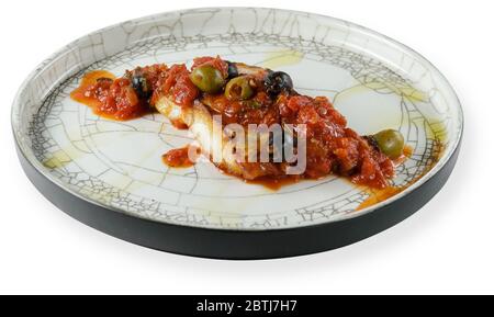 Filet de poisson grillé sur un fond blanc isolé sur une assiette Banque D'Images