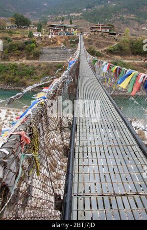 Bhoutan, Punakha. Pont suspendu de Punakha, drapé de drapeaux de prière, enjambant le Tsang Chhu aka po Chhu. Pont suspendu le plus long du Bhoutan. Banque D'Images