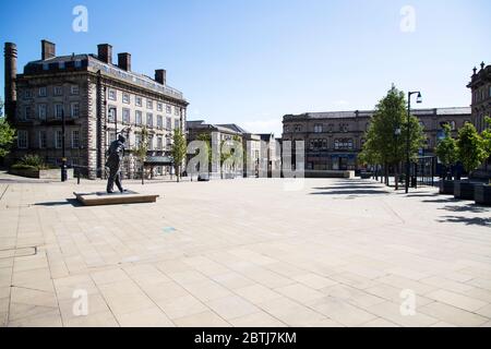 La place St George à Huddersfield et l'hôtel George ont complètement déserté pendant la journée à la suite de l'enfermeture pendant la pandémie du coronavirus Banque D'Images