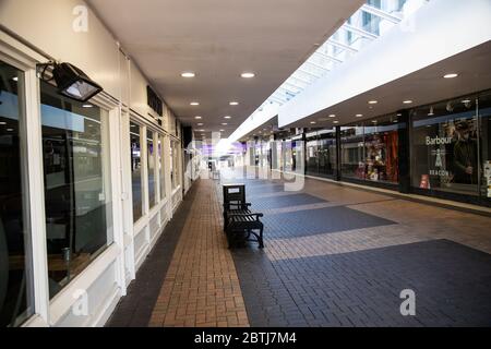 Les magasins des Shambles, Huddersfield, West Yorkshire menant à la Piazza sont fermés et désertés pendant la pandémie du coronavirus et enfermés Banque D'Images