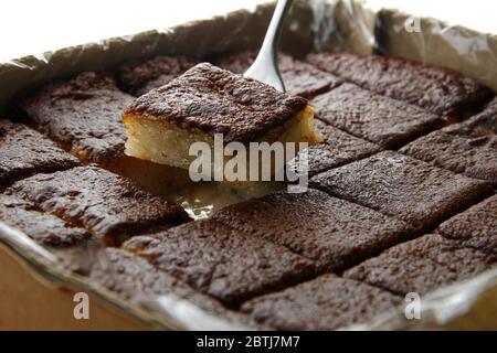 Photo de la collation philippine appelée Bibingka Malagkit ou gâteau de riz à base de riz gluant cuit dans le lait de coco et recouvert de noix de coco caramélisée Banque D'Images