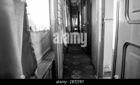 Image en noir et blanc d'un long couloir étroit dans un wagon d'époque Banque D'Images