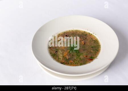 Soupe de champignons dans un bol blanc. Vue rapprochée. Banque D'Images