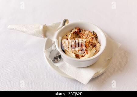 Délicieux champignons de la Chancelle sur fond blanc Banque D'Images