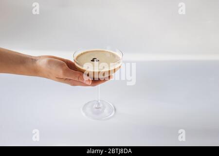 Verre à main avec cocktail de café Banque D'Images