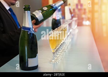 Rangée de verres avec vin mousseux, champagne ou gros plan proseco. Dégustation de vin, photo aux tons chauds Banque D'Images