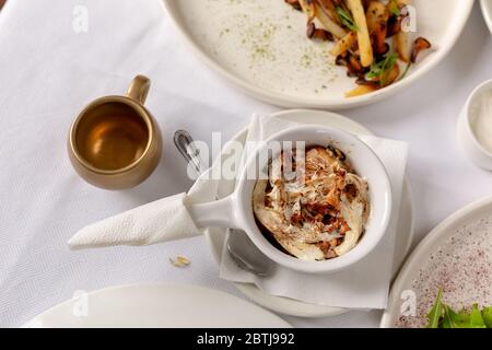 Chanterelle Mushroom Julienne sur fond blanc, vue de dessus Banque D'Images