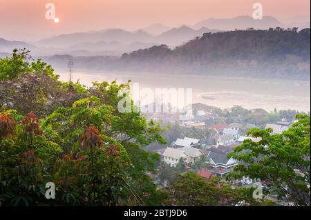 Vue sur le soleil couchant au-dessus de Luang Prabang et le Mékong depuis le Mont Phousi, Laos, Asie du Sud-est Banque D'Images