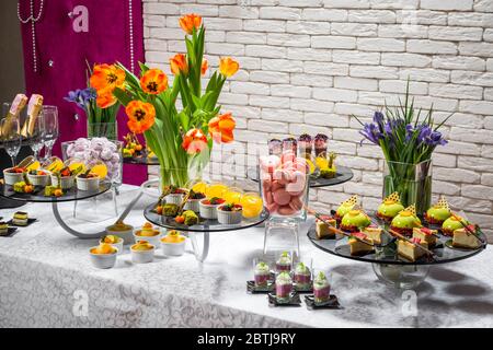 Bar à bonbons, délicieux desserts aux fruits qui se dégusterent au restaurant Banque D'Images