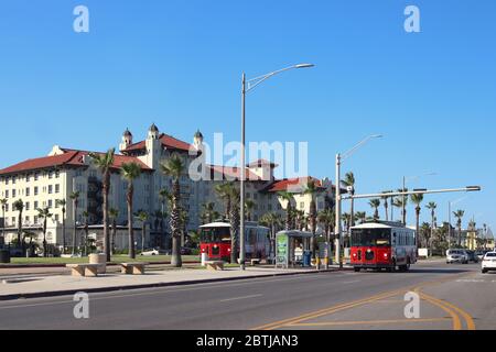 Centre-ville de Galveston, Texas, États-Unis. L'hôtel Galvez et Galveston Island trolleys, tramways rouges pour visiter et se déplacer. Banque D'Images