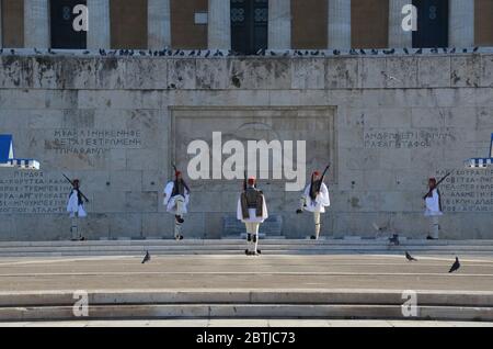 La cérémonie de la relève de la garde au Parlement dimanche avec l'armée en costumes officiels. L'armée marchant sur la place. Banque D'Images