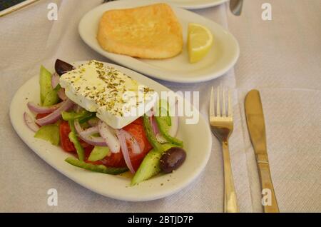 Salade grecque traditionnelle avec fromage frit Saganaki. Banque D'Images