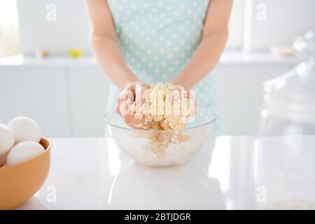 Photo de maison marsefemme matin week-end de préparation de biscuits pour la famille enfants mari formant faire mélanger pâte moderne cuisine à l'intérieur décontracté Banque D'Images