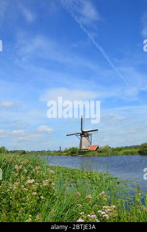Kinderdijk est un village de la province néerlandaise du Sud de la Hollande, connu pour ses moulins à vent emblématiques du XVIIIe siècle. Banque D'Images