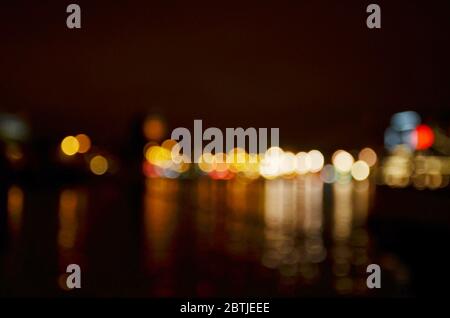 Une ville nocturne animée et illuminée à Amsterdam. Bokeh est la qualité esthétique du flou produit dans le flou par un objectif. Banque D'Images