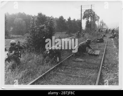 Photographies illustrant des activités militaires en France, mai - juin 1940. On y a inclus des photographies de Rommel, Guderian, Dreuz, Bottcher, général italien Garaboldi, Lucie Rommel, des photos de Rommel avec Hitler. Photographies de matériel et de troupes arrivant et en action, de la collection personnelle de Rommel. Banque D'Images