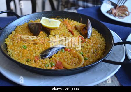 La paella est un plat de riz espagnol originaire de Valence. Paella de fruits de mer d'un café local à Barcelone. Banque D'Images