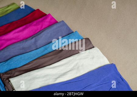 Ensemble de t-shirts multicolores. T-shirts disposés pour une démonstration en ligne. Tenue confortable et décontractée. Gros plan. Mise au point sélective. Banque D'Images