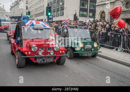 Défilé du nouvel an 2020 à Londres, voitures classiques rouges et vertes. Banque D'Images