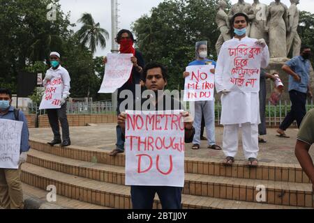 Dhaka, Bangladesh. 26 mai 2020. Un membre du Syndicat des étudiants du Bangladesh proteste contre la station de métro de l'Université de Dhaka sous la sculpture du Raju Memorial anti-terrorisme au TSC de l'Université de Dhaka. (Photo de M. Rakibul Hasan/Pacific Press) crédit: Pacific Press Agency/Alay Live News Banque D'Images