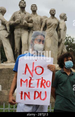 Dhaka, Bangladesh. 26 mai 2020. Un membre du Syndicat des étudiants du Bangladesh proteste contre la station de métro de l'Université de Dhaka sous la sculpture du Raju Memorial anti-terrorisme au TSC de l'Université de Dhaka. (Photo de M. Rakibul Hasan/Pacific Press) crédit: Pacific Press Agency/Alay Live News Banque D'Images