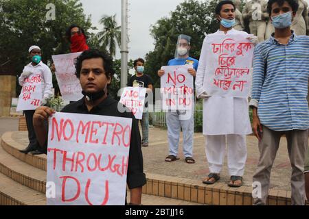 Dhaka, Bangladesh. 26 mai 2020. Un membre du Syndicat des étudiants du Bangladesh proteste contre la station de métro de l'Université de Dhaka sous la sculpture du Raju Memorial anti-terrorisme au TSC de l'Université de Dhaka. (Photo de M. Rakibul Hasan/Pacific Press) crédit: Pacific Press Agency/Alay Live News Banque D'Images