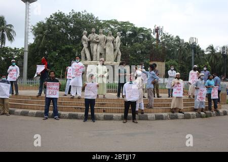 Dhaka, Bangladesh. 26 mai 2020. Un membre du Syndicat des étudiants du Bangladesh proteste contre la station de métro de l'Université de Dhaka sous la sculpture du Raju Memorial anti-terrorisme au TSC de l'Université de Dhaka. (Photo de M. Rakibul Hasan/Pacific Press) crédit: Pacific Press Agency/Alay Live News Banque D'Images