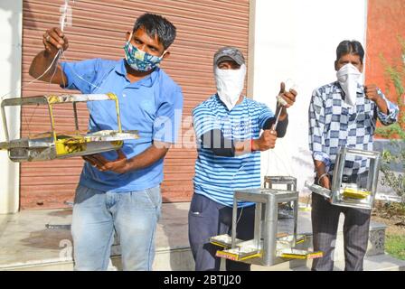 Beawar, Inde. 24 mai 2020. Les volontaires de Shri RAM Sena font le mangeoire d'oiseaux comme des pots d'eau 'Parinda' pour les oiseaux en saison d'été, dans le cadre de l'action de confinement de la COVID-19 dans tout le pays, à Beawar, Rajasthan. (Photo de Sumit Saraswat/Pacific Press) crédit: Pacific Press Agency/Alay Live News Banque D'Images