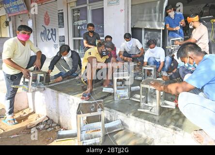 Beawar, Inde. 24 mai 2020. Les volontaires de Shri RAM Sena font le mangeoire d'oiseaux comme des pots d'eau 'Parinda' pour les oiseaux en saison d'été, dans le cadre de l'action de confinement de la COVID-19 dans tout le pays, à Beawar, Rajasthan. (Photo de Sumit Saraswat/Pacific Press) crédit: Pacific Press Agency/Alay Live News Banque D'Images