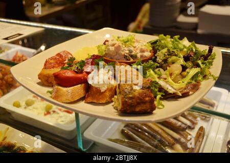 La bruschetta est un antipasti d'Italie composé de pain grillé frotté à l'ail et recouvert d'huile d'olive et de sel. Les variantes peuvent inclure la garniture Banque D'Images