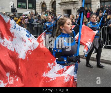 Défilé du nouvel an de Londres 2020, fille portant un drapeau rouge et blanc. Banque D'Images