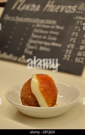 Meatball frit avec pâte à pain au restaurant de tapas espagnol. Banque D'Images