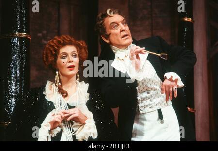 Joanna McCallum (Marguerite Blakeney), Donald Sinden (Sir Percy Blakeney, Bart.) dans LE SCARLET PIMPERNEL par Baroness Orczy au théâtre de sa Majesté, Haymarket, Londres SW1 11/12/1985 une production de théâtre de festival de Chichester adaptée par Beverley Cross Music: Jeremy Sams design: Mark Thompson Lighting: Mark Hammer: Nicholas Maltner, réalisateur Banque D'Images