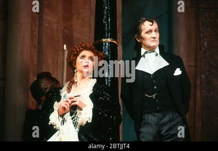 Joanna McCallum (Marguerite Blakeney), Charles Kay (Chauvelin) dans LE SCARLET PIMPERNEL par Baronne Orczy au théâtre de sa Majesté, Haymarket, Londres SW1 11/12/1985 une production de théâtre de festival de Chichester adaptée par Beverley Cross Music: Jeremy Sams design: Mark Thompson Lighting: Mark Henderson Fards: Malcolm Ranson réalisateur: Nicholas Hytner Banque D'Images