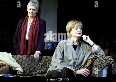 l-r: Judi Dench (Frances Beale), Maggie Smith (Madeleine Palmer) dans LE SOUFFLE de VIE par David Hare au Théâtre Royal Haymarket, Londres SW1 15/10/2002 ensemble design: William Dudley costumes: Jenny Beavan éclairage: Hugh Vanstone réalisateur: Howard Davies Banque D'Images