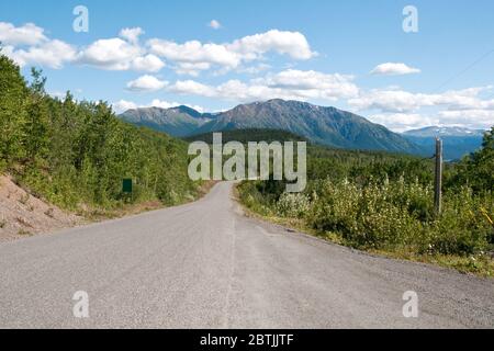 La route pittoresque Stewart-Cassiar no 37, la route la plus au nord traversant la forêt boréale, dans le nord de la Colombie-Britannique, au Canada Banque D'Images