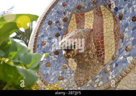 Tête de dragon catalane drapeau de Médallion Catalogne dans le Parc Guell, conçu par Antonio Gaudi Barcelone, Espagne Banque D'Images