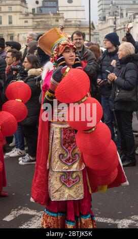 Lady dans une robe chinoise traditionnelle tenant des lanternes rouges. Parade de la célébration du nouvel an chinois. Londres Banque D'Images