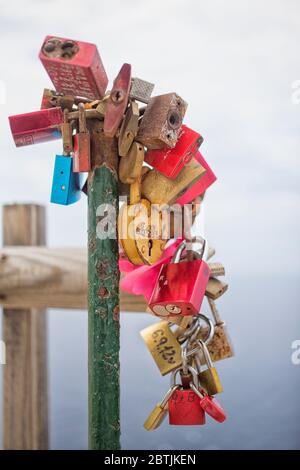 Serrures de l'amour coloré sur une chaîne Banque D'Images