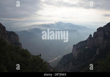 Une matinée brumeuse à Montserrat. Montserrat est une zone rocheuse à sommets multiples située près de la ville de Barcelone, en Catalogne, en Espagne. Banque D'Images